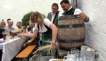 Zu kämpfen hatte Bürgermeisterin Marianne Zollner beim Anzapfen des ersten Faßls Spaten-Festbier bei der Bierprobe zum Volksfest 2018: 4 Schläge und ordentlich gepritschelt...