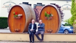 Über die Gastfreundschaft und die gute Küche der Elsässer unterhält man sich gut vor zwei großen Weinfässern. Mit Elsass-Bäcker Toni Jung in Ingersheim bei Colmar im Juni 2016. (Foto: Gertrud Prömper)