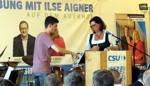 "Habt's a Bier aa?" fragte Landtagspräsidentin Ilse Aigner (CSU) den jungen Mann als der versuchte nach einer halben Stunde Rede beim OV in Teising ihr ein Wasser zu servieren