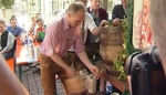Wie ein alter Hase zapfte Bürgermeister Robert Pötzsch bei der Bierprobe zum 51. Volksfest in Waldkraiburg an: Ein einziger Schlag reichte ihm und es hieß "O'zapft is"