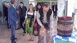 Eine Besonderheit hatte sich der Kunstverein Inn-Salzach zur Eröffnung der Gemeinschaftsausstellung zum Thema "Bayern" überlegt: Eine Matinee, zu der auch gehörte, daß Bürgermeister Robert Pötzsch ein Faß Bier anzapfen sollte. Der war jedoch noch nicht in der nötigen Frühform!