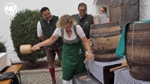 Bei der Bierprobe zum Mühldorfer Volksfest zapfte Bürgermeisterin Marianne Zollner erst das Faß der Spatenbrauerei ...