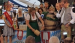 Mühldorfs Bürgermeisterin Marianne Zollner war sehr aufgeregt als sie beim 154. Volksfest das erste Faß Spaten-Festbier anzapfen sollte. Sie hoffte es möge ihr mir zwei Schlägen und ohne Gepritschel gelingen.