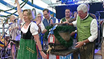 Nach dem dritten Schlag war Bürgermeisterin Marianne Zollner überzeugt, es war o'zapft zum 151. Volkfest in Mühldorf.