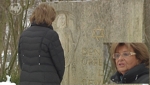 „Eine Stunde „0“ hat es in der Geschichte nie gegeben – und einen Schlußstrich wird es auch nicht geben“ – Dr. h. c. Charlotte Knobloch, Holocaust-Überlebende und Vorsitzende der israelitischen Kultusgemeinde in München, während der Gedenkfeier für die Opfer des Holocaust auf dem KZ-Friedhof in Mühldorf